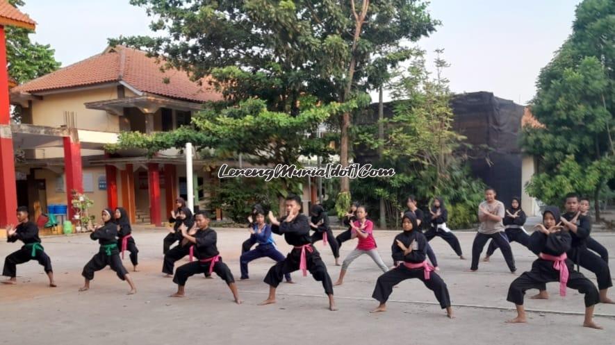 Pesilat SMPN 3 Pati sedang berlatih di halaman sekolah untuk menghadapi even SH Teeate Cup VIII Cabang Pati