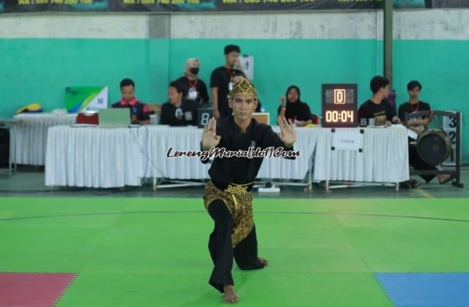 Seorang pesilat nomor seni tunggal putra remaja sedang memperagakan jurus tangan kosong dalam Kejuaraan Pencak Silat SH Terate Cup 2024