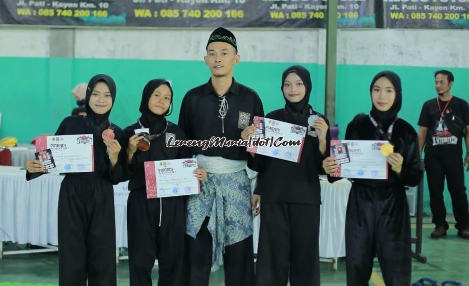 Para pesilat juara seni jurus tunggal kategori pra remaja putri di SH Terate Cup VIII