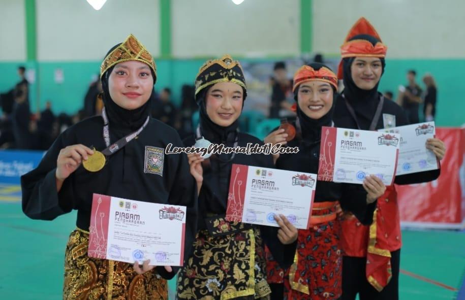 Juara seni tunggal putri remaja SH Terate Cup 2024 tersenyum riang setelah acara pembagian medali