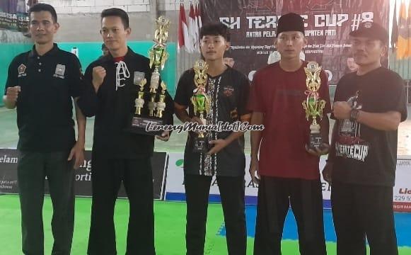 Para juara umum kategori remaja Kejuaraan Pencak Silat SH Terate Cup VIII Cabang Pati di GOR Alsus Futsal Gabus Pati