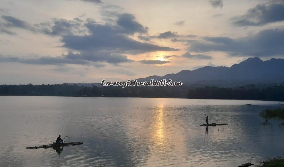 Waduk Seloromo Gembong salah satu ikon Gembong terlihat indah di sore hari