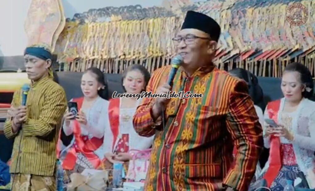 Didik Sutriyanto, S.T. (depan kanan) selaku Kades Semirejo Pati memberikan sambutan dalam pagelaran wayang kulit peringatan HUT RI ke 79