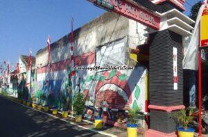 Gapura dan tembok gang yang dihiasi dengan bendera dan berbagai warna cat untuk menyemarakkan HUT RI ke 79 di Kampung Kranggan Pati Kidul Pati