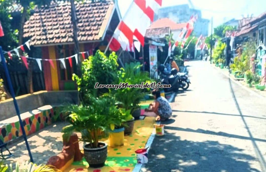 Warga Kampung Kranggan sedang mengecat trotoar agar terlihat lebih estetik