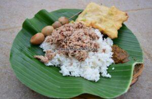 Tampilan khas Nasi Megono asli Pekalongan dengan berbagai kelengkapannya (Foto:visitjatengprov.go.id)