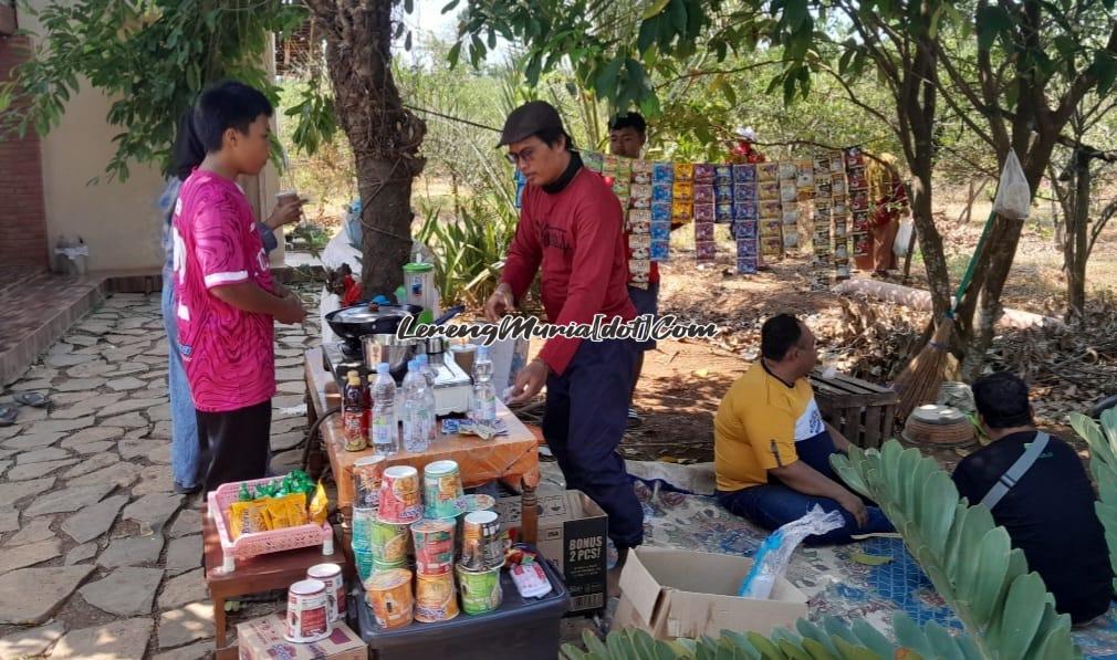 Kantin sederhana di area kebun yang menyediakan berbagai minuman yang menyegarkan dan makanan kecil