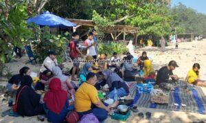 BERBAGI KEBERSAMAAN DI PANTAI PAILUS JEPARA