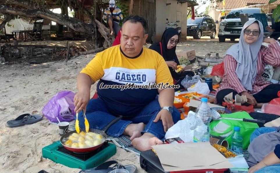 Sugiri (kiri) selaku Ketua RT 7 RW 3 Muktiharjo sedang menggoreng gethuk di pinggiran pantai