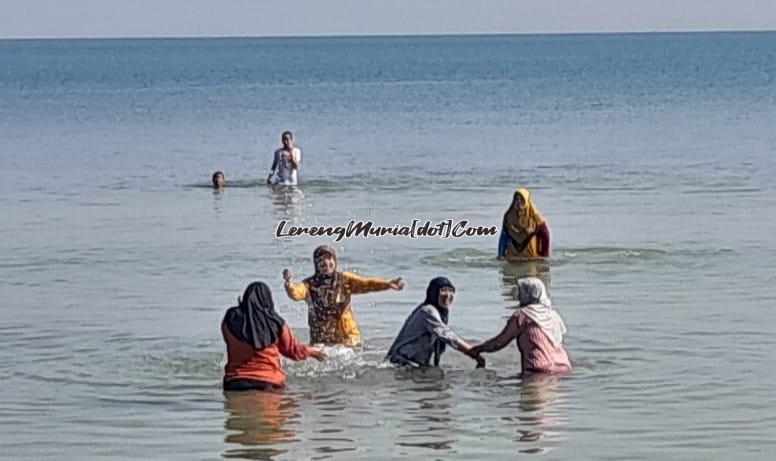 Ibu-ibu Perum  Rendole Indah  Blok I-2 Muktiharjo Pati dengan penuh keceriaan sedang bermain air di Pantai Pailus Jepara