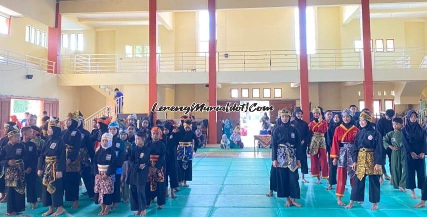 Para peserta Kejuaraan Pencak Silat SMAGA DAY siap mengikuti acara pembukaan di Auditorium SMAN 3 Pati