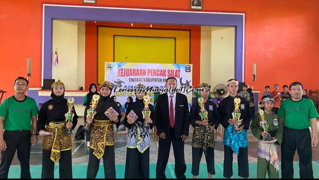 Pesilat SMP/MTs yang menjadi juara jurus tunggal dalam SMAGA DAY memperingati HUT SMAN 3 Pati ke 35