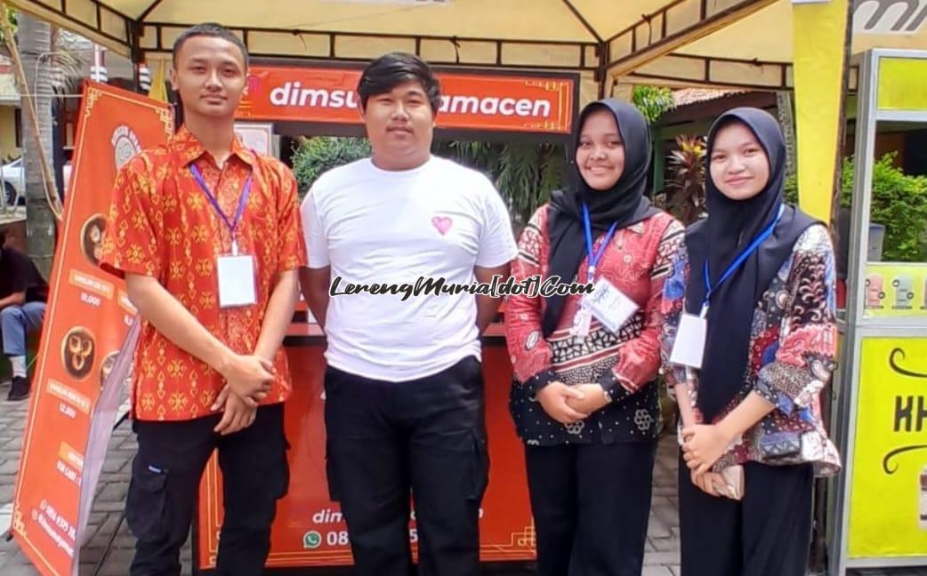 Kak Andri (2 dari kiri) pencetus Dimsum Ayam Acen Pati yang ikut meramaikan bazar SMAGA DAY