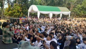 Bintang tamu utama Hendra Kumbara (baju kotak) menggebrak SMAGA DAY dengan berbagai lagu bercorak dangdut campur sari