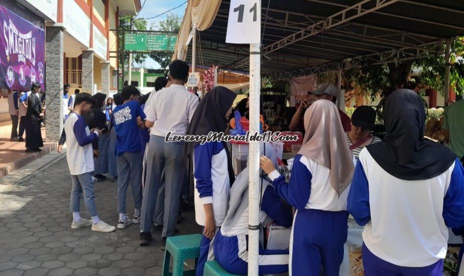 Para siswa memadati berbagai stand di arena bazar