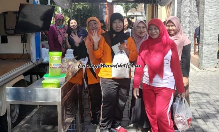 Para guru juga ikut berbelanja ikan dan makanan ringan di stand Dinas Kelautan Pati