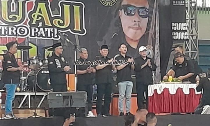 H.Baim (paling kanan) sedang memotong tumpeng dalam rangka Anniversary ke V DPC Lindu Aji Jolo Sutro Pati