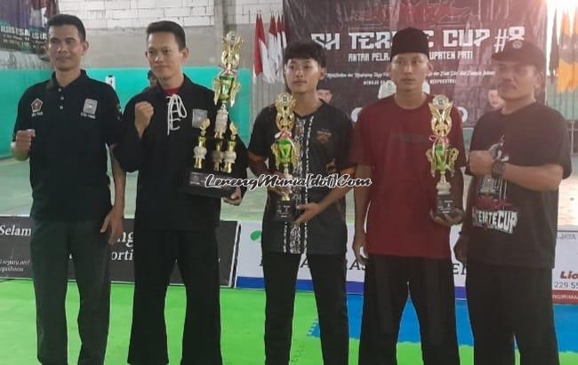 Rio M. Saputra (2 dari kiri) pelatih muda dari Ranting Juwana pada saat merima piala SH Terate Cup VIII 2024