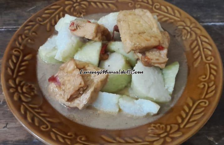 Lontong semur dengan kuah rasa jinten nan gurih, cocok untuk makan di pagi hari