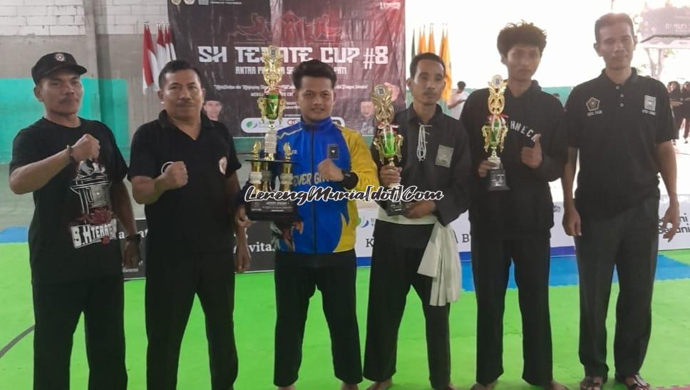 Mas Aji (3 dari kiri) ketika membawa atlitnya dari Peshiraga Gabus juara SH Terate Cup VIII 2024