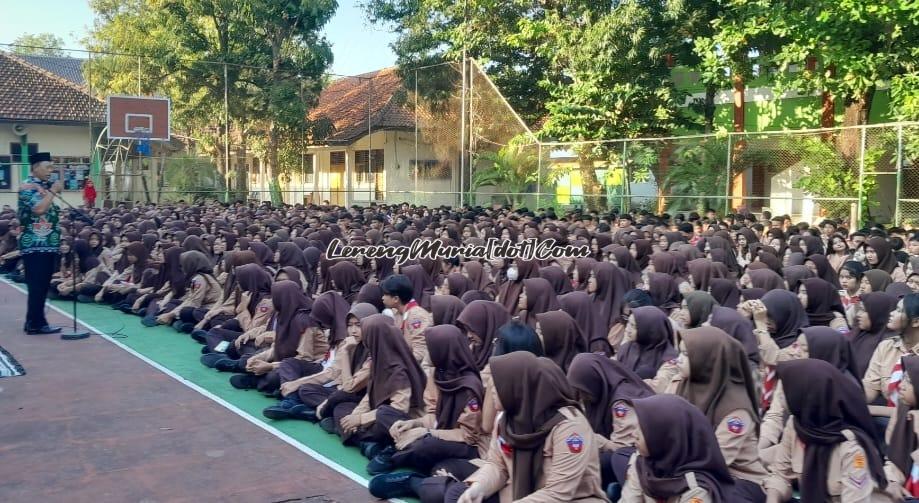 Agus Salam, S.Ag., M.Pd. sedang memberikan ceramah dalam acara Jumat Relegi di Lapangan Basket SMAN 3 Pati