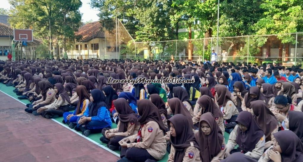 Para siswa mengikuti kegiatan Jumat Relegi dengan tertib