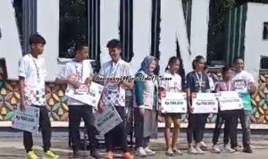 Atlet lari 5 K pelajar putra dan putri dalam even Pesantenan Run in Pati menerima medali di Alun-Alun Simpang Lima Kota Pati