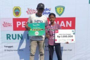 Aura Ayu (kanan) atlet SMPN 3 Pati berhasil menjadi juara 1 kategori 5 K pelajar putri dalam even Pesantenan Run in Pati (1/9/2024)