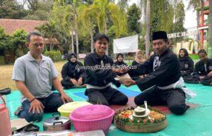 Wisnu Tri Pamungkas (tengah) sebagai Ketua Komisariat SMAN 3 Pati menerima potongan tumpeng dari Eko Wahono (kanan) yang didampingi Muhammad Sodikin (kiri)