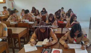 Siswa SMAN 3 Pati sedang membaca buku sesuai dengan kesukaannya dalam kegiatan Jumat Literasi