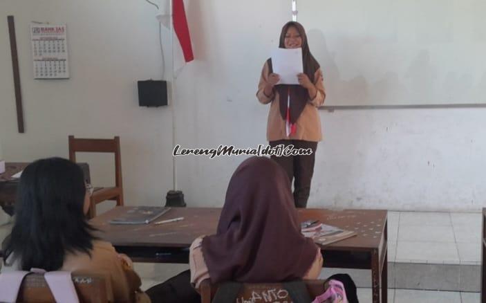 Dwi Afiana dari kelas X-9  sedang membacakan hasil rangkumannya dihadapan teman-temannya