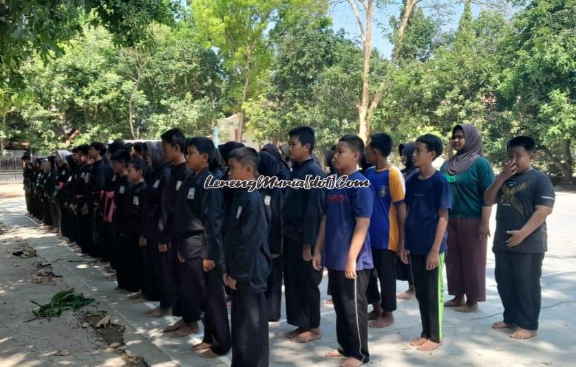 Para siswa SH Terate Komisariat SMAN 3 Pati berbaris rapi  siap untuk mengikuti latihan bersama