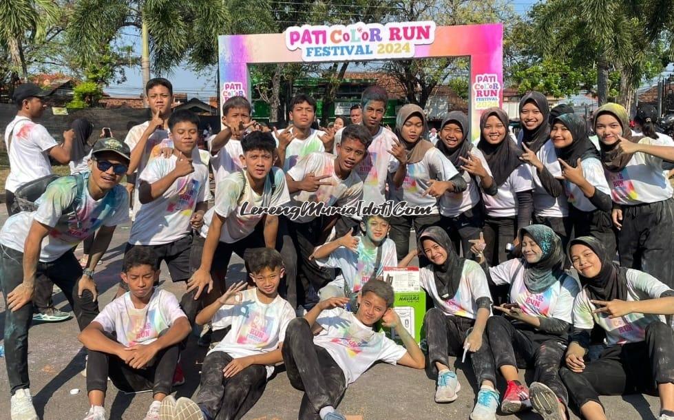 Komunitas Pencak Silat Kabupaten Pati yang mendapatkan hadiah dispenser dalam even Pati Colour Run Festival 2024 di Stadion Joyo Kusumo Pati