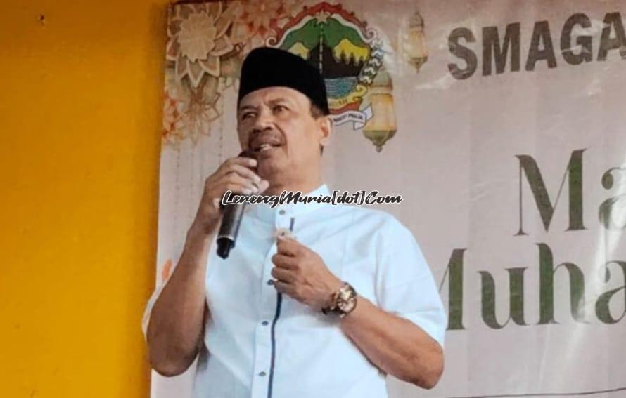 Plt. Kepala SMAN 3 Pati Kaslan, S.Pd., Mat., M.M. memberikan sambutan dalam acara SMAGA Bersholawat