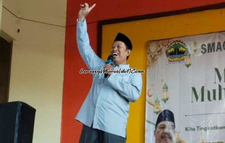 Guru PAI SMAN 3 Pati Agus Salam, S.Ag., M.Pd.  memberikan siraman rohani dalam acara SMAGA Bersholawat