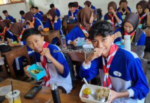 Siswa SMAN 3 Pati mengikuti kegiatan Jumat Sehat dalam bentuk makan pagi bersama