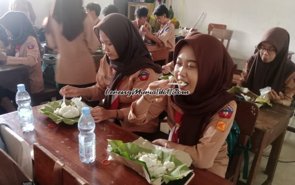 Siswa SMAN 3 Pati makan pagi dengan bungkus makanan yang ramah lingkungan berupa daun