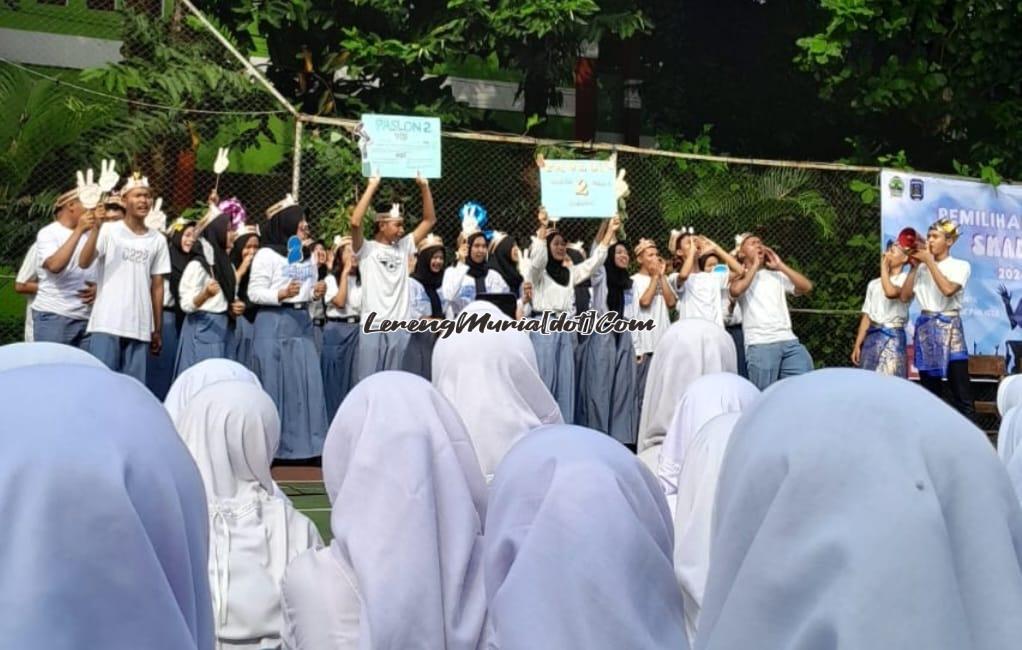 Tim sukses yang memberi semangat untuk para kandidat paslon di acara kampanya Pemilos SMAN 3 Pati