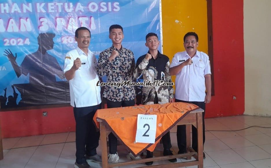 Paslon 2 foto bersama Plt. Kepala SMAN 3 Pati Kaslan, S.Pd. Mat., M.M dan Drs. Triyono, M.Pd. sebagai Waka Kesiswaan