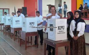 Plt. Kepala Sekolah Kaslan, S.Pd. Mat., M.M. memasukkan surat suara di dalam kotak seusai mencoblos Pemilos di Auditorium SMAN 3 Pati