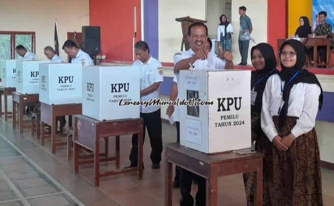 Plt. Kepala Sekolah Kaslan, S.Pd. Mat., M.M. memasukkan surat suara di dalam kotak seusai mencoblos Pemilos di Auditorium SMAN 3 Pati