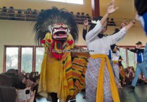 Seni barongan dari kelas XI-1 yang tampil di acara Jumat Kreasi SMAN 3 Pati