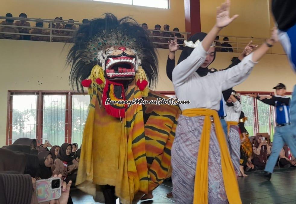 Seni barongan dari kelas XI-1 yang tampil di acara Jumat Kreasi SMAN 3 Pati