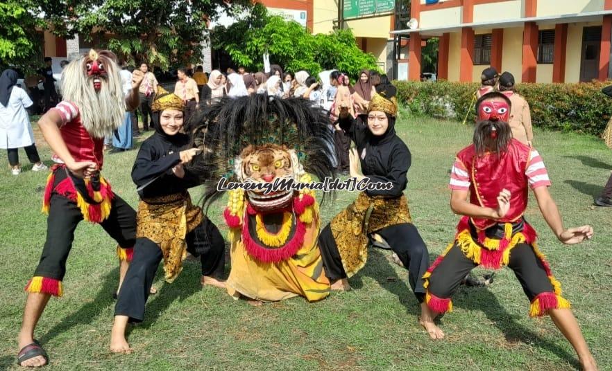 Barongan, bujang ganong dan pesilat foto bersama seusai tampil di acara Jumat Kreasi SMAN 3 Pati