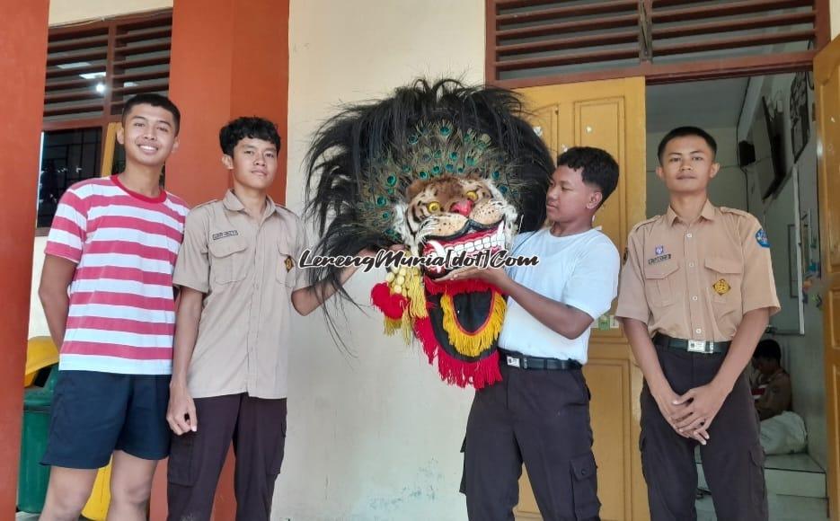 Para pemain seni barongan dan bujang ganong dari kiri ke kanan ( Raditya Pratama, Albert Fadlil, Bagus Pangestu, Aditya Fahreza) seusai memeriahkan Jumat Kreasi