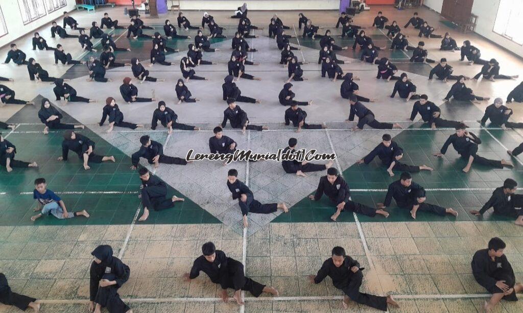 Pesilat SH Terate Komisariat SMAN 3 Pati Cabang Pati sedang melakukan pemanasan dalam acara latihan bersama di SMAN 3 Pati