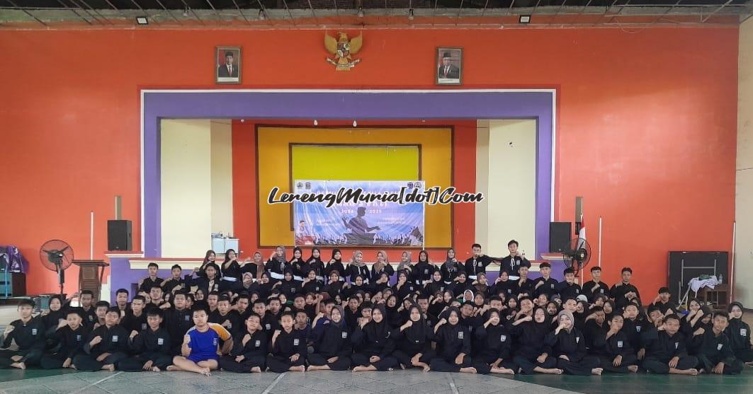 Acara foto bersama siswa dan pelatih SH Terate Komisariat SMAN 3 Pati setelah latihan bersama