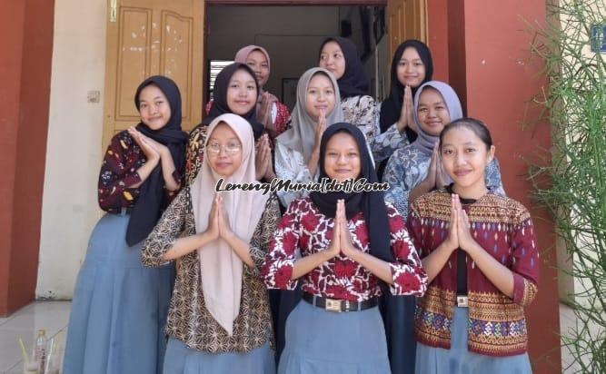 Siswa berpose mengenakan batik nan estetik