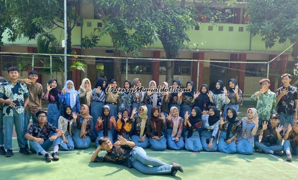 Siswa satu kelas berfoto ria memeriahkan Hari Batik Nasional di salah satu SMA negeri di Kota Pati