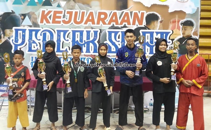 Anggi Riviyani (2 dari kanan) atlet SH Terate SMAN 3 Pati yang meraih sebagai pesilat terbaik putri kategori dewasa